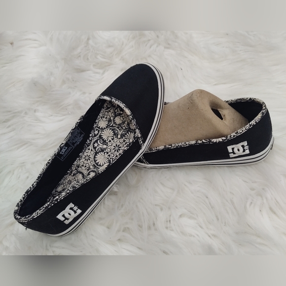 NWOT D & C flat sz 8 Women's slip on canvas shoes. Black& White. Like new. - Picture 3 of 7
